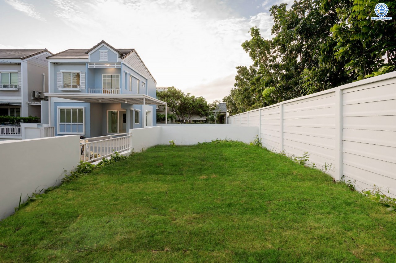 บ้านมือสองตกแต่งใหม่ โครงการ เดอะวิลเลจ แจ้งวัฒนะ-ติวานนท์ หลังมุม เนื้อที่ 55 ตร.ว. ดีไซน์ตอบทุกไลฟ์สไตล์ ฟังก์ชัน 3 ห้องนอน 2 ห้องน้ำ จอดรถได้ 2 คัน Living ชั้นล่างกว้างขวาง สามารถกั้นเป็นห้องเพิ่มได้สบาย ๆ บนทำเลติดถนนใหญ่ เชื่อมต่อทุกเส้นทาง ใกล้รถไฟฟ้าสายสีชมพู "สถานีแจ้งวัฒนะ-ปากเกร็ด28" และจุดขึ้นทางด่วน "ศรีสมาน"